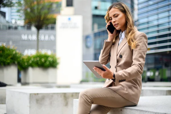 Femme Affaires Souriante Utilisant Une Tablette Numérique Extérieure — Photo