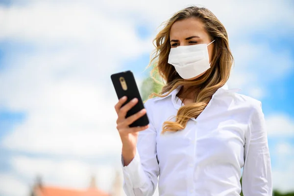 Beautiful Girl Alone Young Woman Using Her Smartphone Wearing Mask — Stock Photo, Image