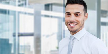 Modern bir ofiste yakışıklı bir işadamının portresi.