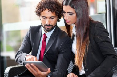 Dijital tablet kullanan işadamları