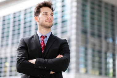 Genç bir iş adamı modern bir ortamda