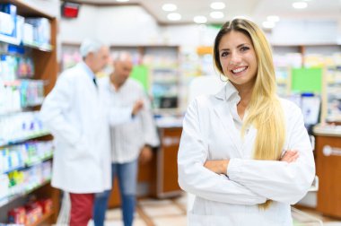 Mağazasında gülümseyen genç bir kadın eczacı.