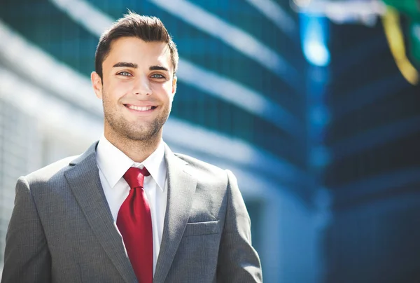 Giovane Uomo Affari Sorridente Città — Foto Stock