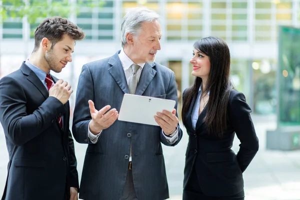 Les Gens Affaires Utilisant Une Tablette Extérieure — Photo