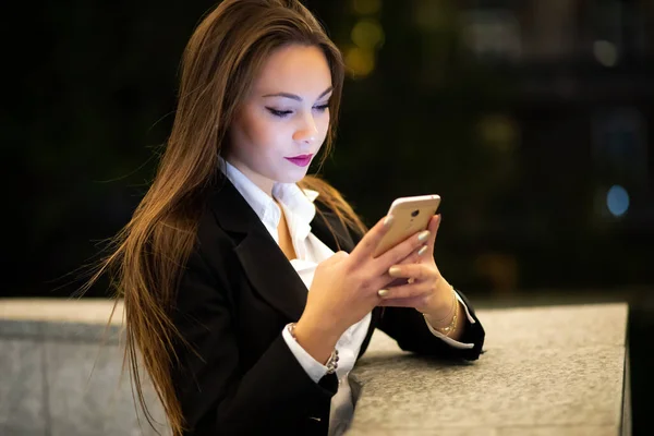 Donna Che Usa Suo Smartphone All Aperto Sera Ambiente Moderno — Foto Stock