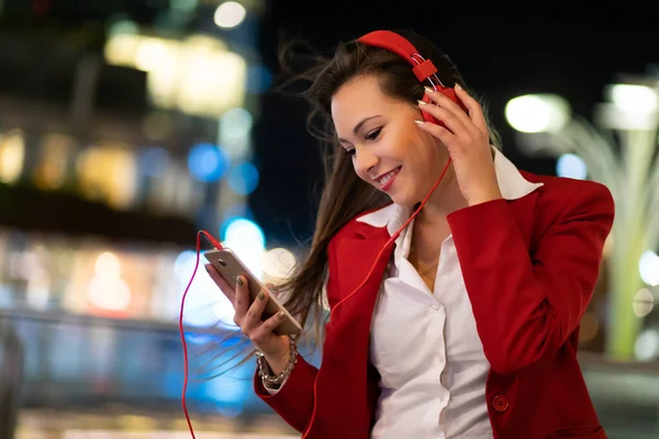 Mulher Ouvindo Música Seu Celular — Fotografia de Stock