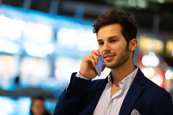 Jonge Manager Aan Telefoon Buiten Een Stedelijke Omgeving — Stockfoto