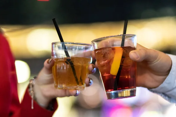 Amis Toasting Lunettes Dans Une Discothèque — Photo