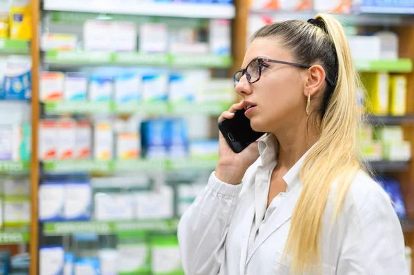 Female Pharmacist Talking Phone Customer His Store — Stock Photo, Image