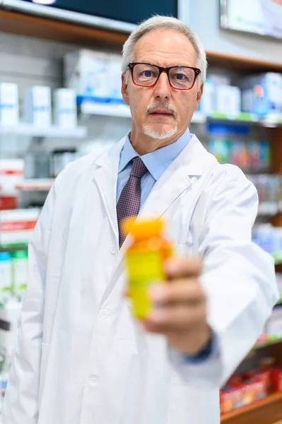 Farmacista Con Mano Barattolo Pillole — Foto Stock