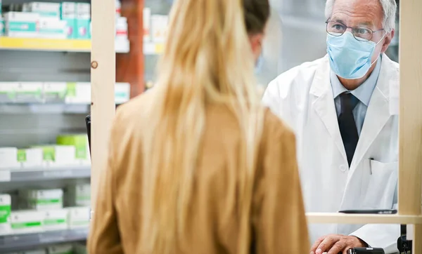 Starszy Farmaceuta Zajmujący Się Klientem Obaj Nosili Maski Powodu Koronawirusu — Zdjęcie stockowe