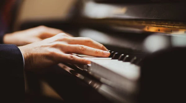 Крупним Планом Музикант Грає Клавіатурі Піаніно — стокове фото