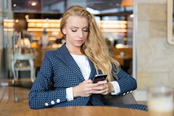 Fiatal Üzletasszony Használja Okostelefonját Webes Tartalmak Böngészésére Üzenetek Küldésére — Stock Fotó