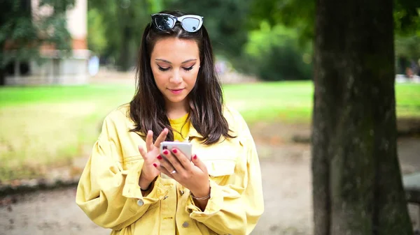 Gelukkig Meisje Met Behulp Van Een Smartphone Zomer Een Park — Stockfoto