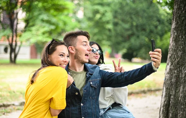 Glada Leende Vänner Parken Sitter Bänk Och Tar Selfies Med — Stockfoto