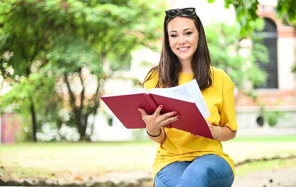 Hermosa Estudiante Universitaria Leyendo Libro Banco Parque —  Fotos de Stock