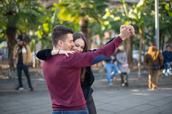 Unga Par Dansar Och Har Roligt Utomhus — Stockfoto