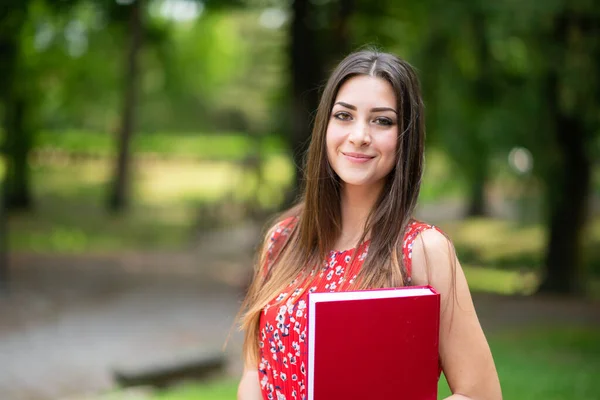 笑着年轻的女学生在公园里散步 — 图库照片