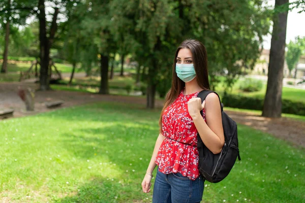 Mujer Enmascarada Estudiante Caminando Parque Coronavirus Covid Concepto Educación —  Fotos de Stock