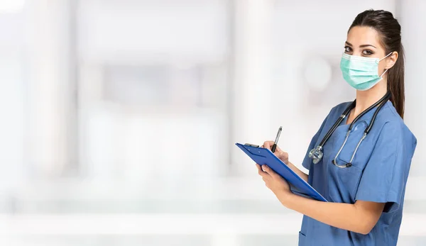 Porträt Einer Jungen Maskierten Krankenschwester Einem Krankenhaus — Stockfoto