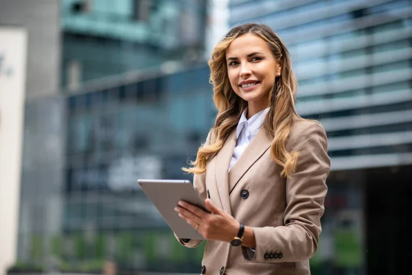 Blonde Jeune Femme Affaires Utilisant Une Tablette Numérique Extérieure — Photo