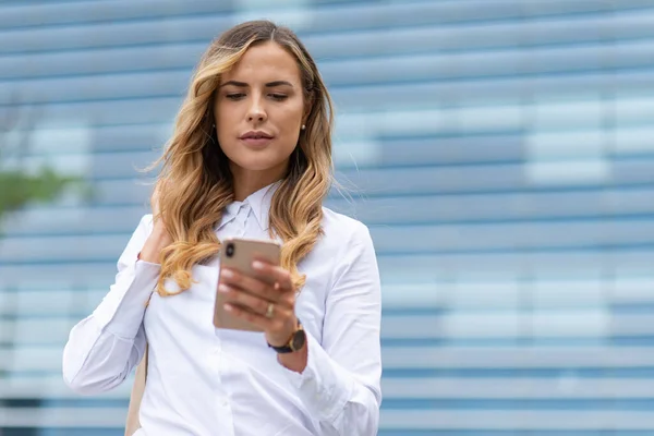 Affärskvinna Som Använder Sin Mobiltelefon Framför Kontorsbyggnaden — Stockfoto