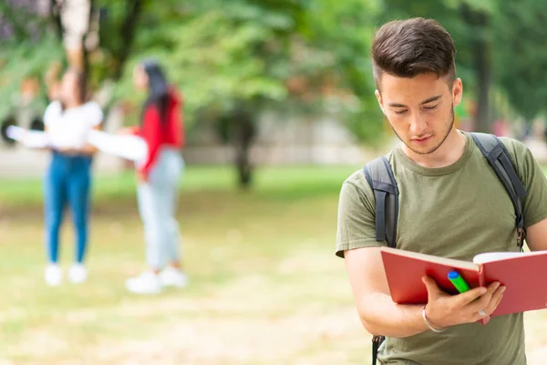 Junger Student Vor Einer Gruppe Von Freunden Der Nähe Von — Stockfoto