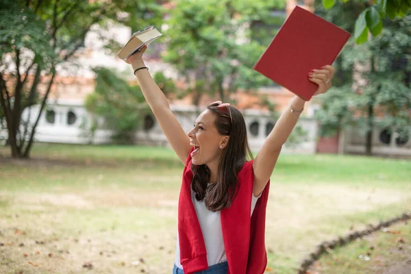 Mulher Estudante Levantando Mão Para Felicidade Exame Admissão Exame Conceito — Fotografia de Stock