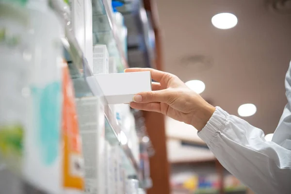 Gyógyszerész Vagy Vásárló Gyógyszert Választ Gyógyszertárban Lévő Polcról — Stock Fotó