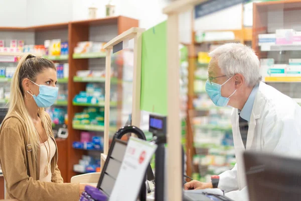 Junge Maskierte Frau Checkt Apotheke Aus Coronavirus Konzept — Stockfoto