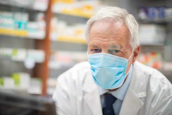 Farmacista Che Lavora Dietro Vetro Nella Sua Farmacia Concetto Coronavirus — Foto Stock