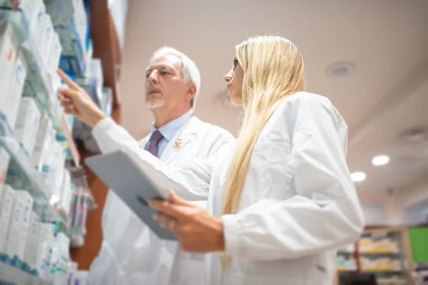 Två Farmaceuter Kontrollerar Sitt Lager Apoteket — Stockfoto