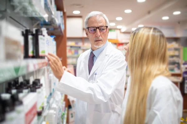 Twee Apothekers Controleren Hun Inventaris Hun Apotheek — Stockfoto