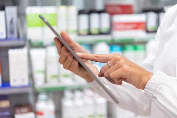 Farmacéutica Que Revisa Inventario Una Farmacia — Foto de Stock