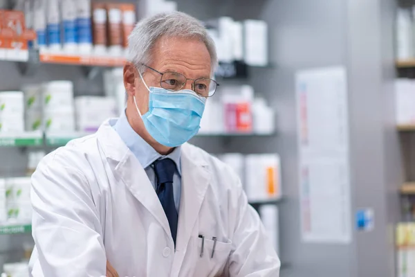 Farmacêutico Vestindo Coronavírus Máscara Vívida Sua Farmácia — Fotografia de Stock