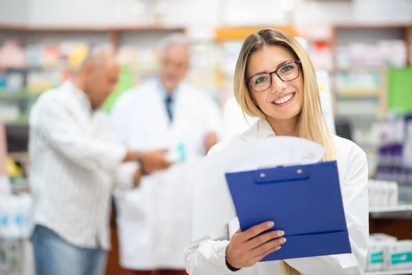 Glimlachende Apotheker Haar Apotheek — Stockfoto