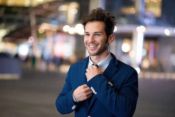 Portret Uśmiechniętego Biznesmena Dopasowującego Krawat — Zdjęcie stockowe