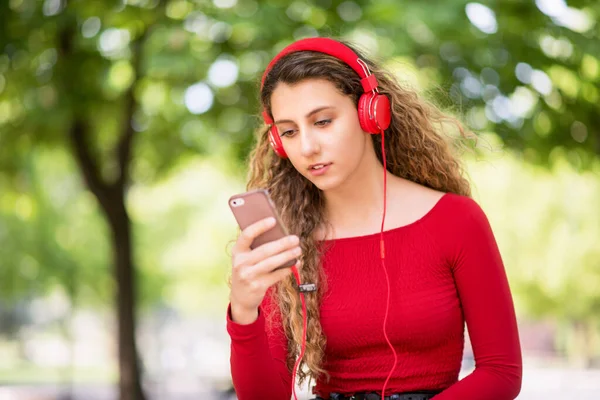 Adolescente Vestito Rosso Che Ascolta Musica Dal Telefono Parco — Foto Stock