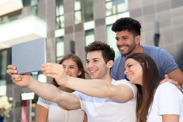 Grupo Amigos Usando Tableta Para Tomar Una Fotografía Selfie — Foto de Stock