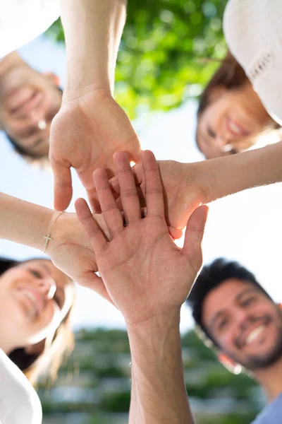 Grupo Amigos Poniendo Sus Manos Juntas Concepto Amistad — Foto de Stock