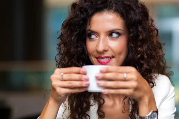 Porträtt Brunett Kvinna Dricka Kaffe — Stockfoto