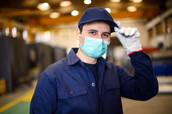 코로나 바이러스 Coronavirus 마스크를 공장에서 일하는 노동자의 — 스톡 사진