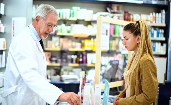 Farmacêutico Sénior Lidar Com Cliente — Fotografia de Stock