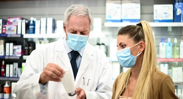 Farmacêutico Sênior Lidando Com Cliente Ambos Usando Máscaras Devido Coronavírus — Fotografia de Stock