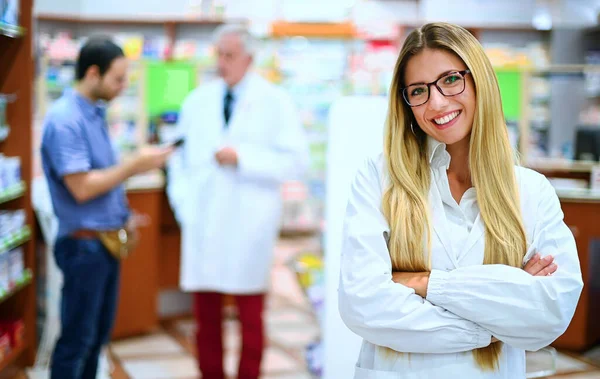 Jonge Vrouwelijke Apotheker Lacht Haar Winkel — Stockfoto