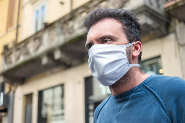 街の通りに白いファブリックマスクを身に着けている黒人男性 コロナウイルスCovid屋外防止コンセプト — ストック写真