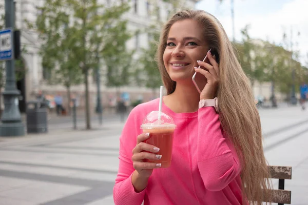 Frau Trinkt Grapefruitsaft Mit Strohhalm Freien Auf Einer Straße Der — Stockfoto