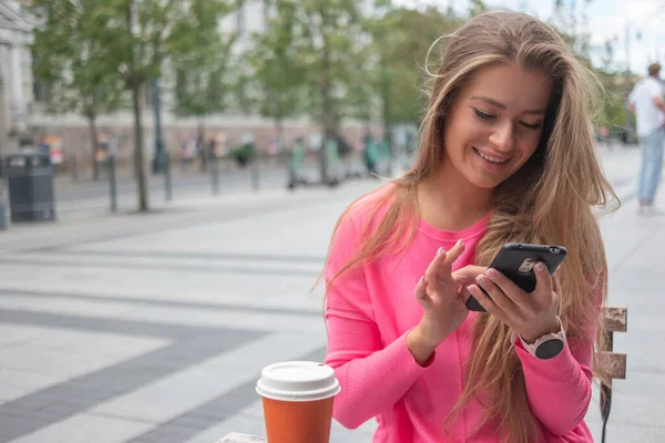 Mladá Žena Pomocí Svého Smartphonu Při Pití Kávy Venku Městě — Stock fotografie