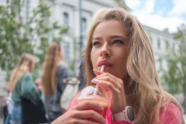 Frau Trinkt Grapefruitsaft Mit Strohhalm Freien Einer Straße Der Stadt — Stockfoto