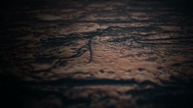 Eski ahşap yüzey kameradan geçmek. Gerilim, korku filmleri ve videoları için büyük arka plan tanıtım ekran koruyucu